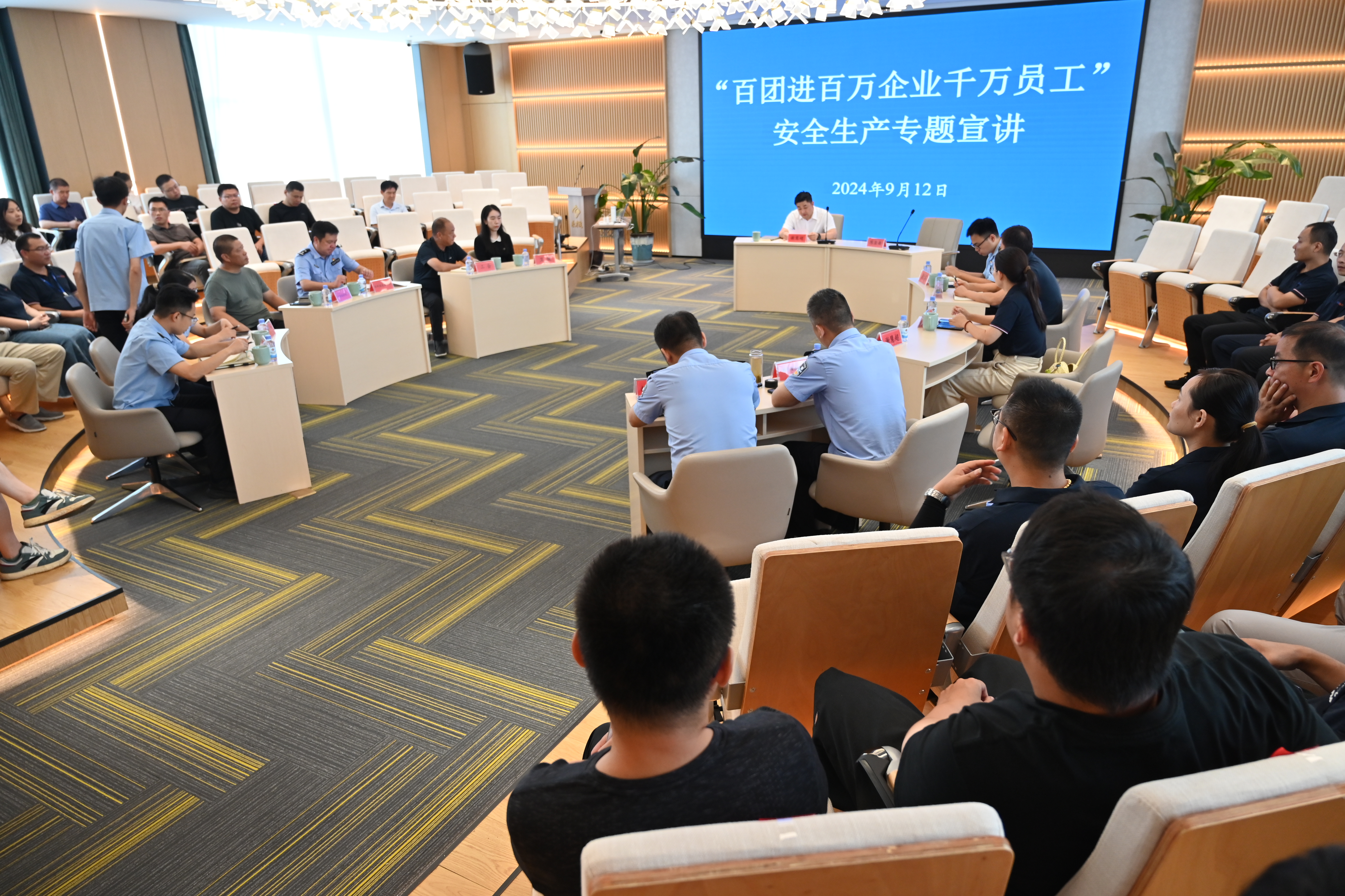 “百团进百万企业千万员工”安全出产专题宣讲走进z6尊龙股份