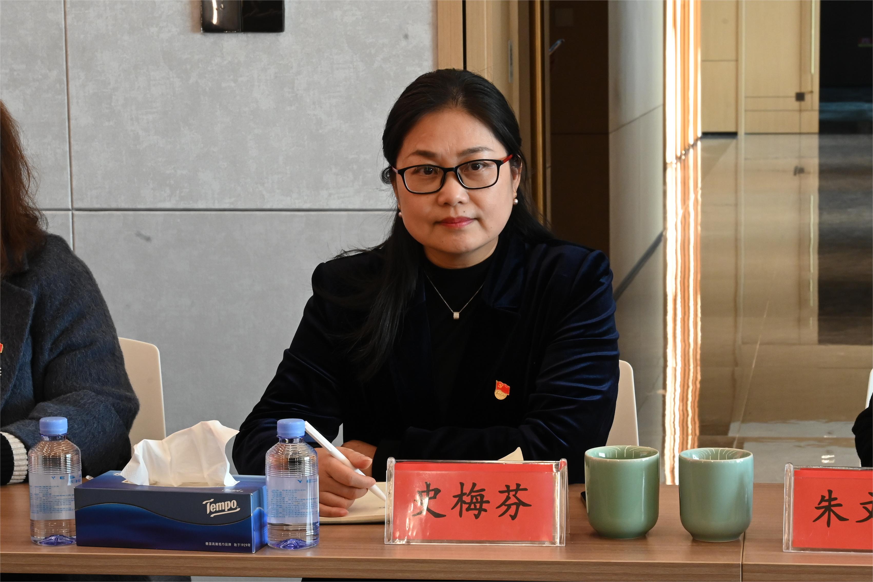傲雪寒梅自芳香，，，，，，长期开放谱新章——记z6尊龙股份采供部高级部长史梅芬