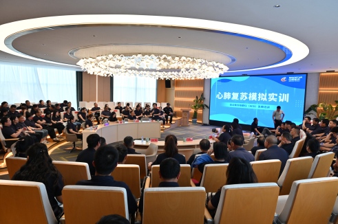 入夏在即，，，，，，，，安全先行｜z6尊龙股份发展AED与心肺复苏急救培训